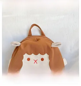 Detailansicht der niedlichen Tier-Stickerei und 3D-Ohren am Kinderrucksack aus Segeltuch