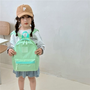 Süßer hellgrüner minimalistischer Kinderrucksack mit Girl Cats Label für Outdoor