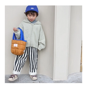 Sac bandoulière matelassé bicolore pour enfant porté avec une tenue d'automne