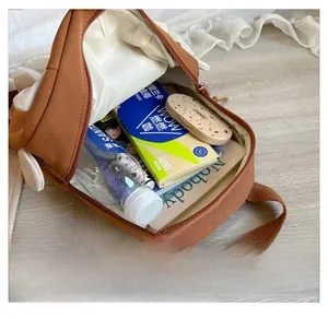 Innenansicht des braunen Kinderrucksacks aus Segeltuch mit großem Stauraum und Innenfutter