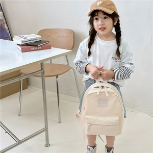 Niedlicher beiger Kinderrucksack für Kindergarten und Outdoor mit Girl Cats Logo-Patch