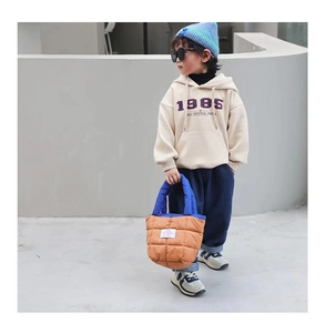 Sac bandoulière enfant en nylon matelassé beige avec graphique 1985 rouge et anses