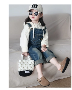 Ensemble salopette en jean et sweat à capuche avec un sac panier au crochet pour enfant