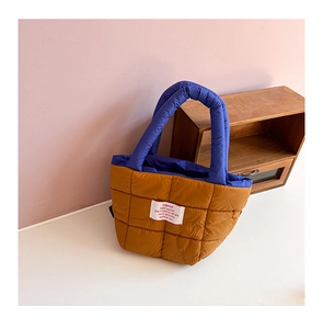 Sac fourre-tout en nylon matelassé avec corps jaune gingembre et poignées bleues