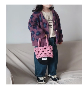 Détail du sac panier de fleurs crocheté à la main en rose et noir avec texture tissée