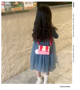 Détail du sac Cambridge enfant tricolore avec pompon blanc et bandoulière ajustable