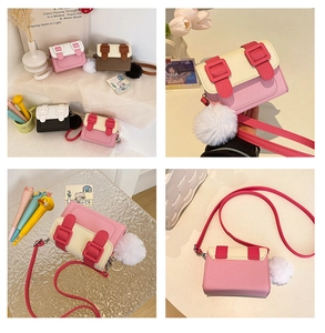 Détails du mini sac bandoulière bicolore avec pompon en peluche et boucles décoratives