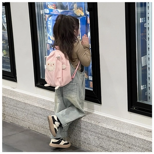 Nahaufnahme des rosa Segeltuch-Rucksacks mit Katzenstickerei und 3D-Ohren für Kleinkinder
