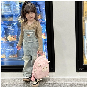 Rosa Katzenrucksack aus Segeltuch mit Ohren am Modell zur Größenreferenz für Kleinkinder