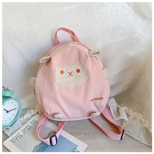 Detailansicht des rosa Schaf-Rucksacks mit Stickerei und Canvas-Struktur für Kinder
