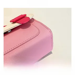 Gros plan détaillé du sac Cambridge rose montrant la texture et les coutures fines