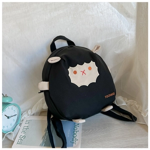 Detail eines süßen schwarzen Cartoon-Schaf-Kinderrucksacks mit 3D-Ohren und Segeltuchtextur