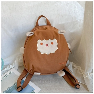 Nahaufnahme des Cartoon-Schaf-Kinderrucksacks mit TOCHAS-Stickerei und Materialdetails