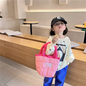 Sac à main matelassé en nylon pour enfants rose avec texture rembourrée et style puffer