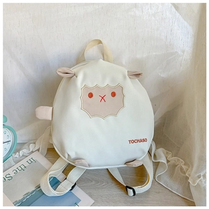 Detail des süßen weißen Schaf-Rucksacks mit weichen Ohren und TOCHASO Stickerei-Schriftzug