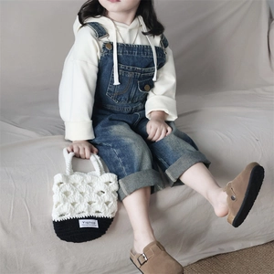 Sac à main crocheté fait main avec salopette en jean et sweat à capuche blanc fille