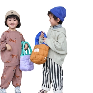 Sac fourre-tout matelassé en nylon pour enfants en violet et vert avec fini bouffant