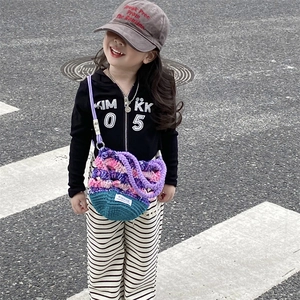 Sac bandoulière enfant fait main au crochet avec motif tricoté coloré et bandoulière