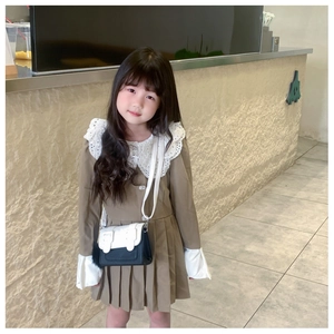 Détail d'une robe kaki pour fille avec col en dentelle blanche et mini sac bandoulière