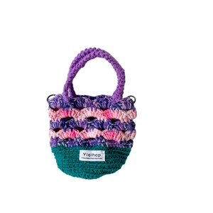 Sac seau enfant au crochet fait main avec motifs multicolores et poignée violette