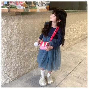 Sac Cambridge rose contrasté pour fille avec pompon blanc et bandoulière rouge