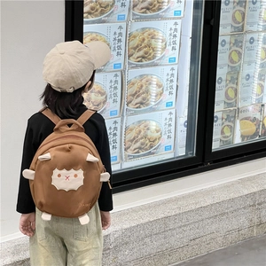 Süßer brauner Lamm-Cartoon-Rucksack für den Kindergarten in der Rückansicht getragen