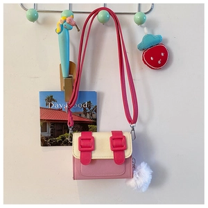 Détail de la sacoche rose et beige pour filles avec lanières en cuir et pompon en peluche
