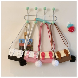 Détail de quatre mini sacs Cambridge colorés pour filles avec pendentifs en fourrure