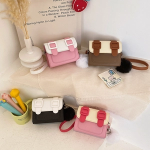 Sac Bandoulière Enfant Cuir PU Bloc De Couleur Style Cambridge Sac À Épaule Carré Pour Filles Avec Pendentif Boule De Fourrure