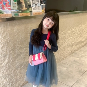 Robe tricotée fille bleu foncé avec jupe en tulle bleu clair et sac à bandoulière rose