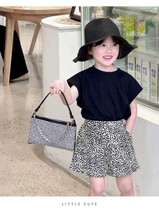 Sommeroutfit für Mädchen mit Shorts im Leopardenmuster und silberner Glitzertasche