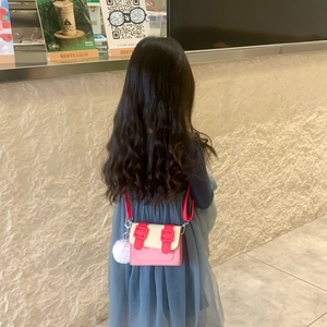 Sac bandoulière enfant bicolore rose et blanc avec un joli pompon en peluche doux