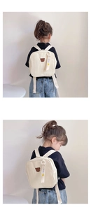 Détail de la broderie ours et ruban coréen sur le sac à dos en toile de coton beige