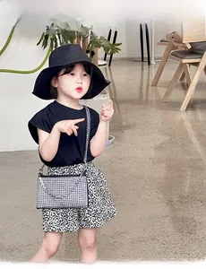 Sommeroutfit für Mädchen mit schwarzem T-Shirt, Leopard-Shorts und Kettengurt-Minitasche