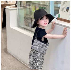 Silberne Strass-Kettentasche für Kinder mit Leoparden-Shorts und Sonnenhut