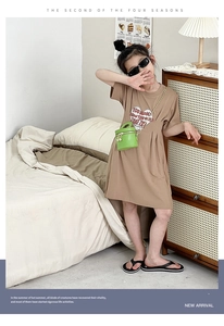 Détail d'une robe fille en coton kaki à imprimé cœur avec un mini sac seau vert tendance