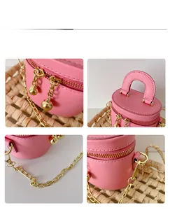 Détails du sac seau rose en similicuir avec fermeture éclair et chaîne dorées