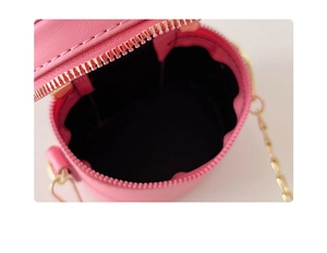 Vue détaillée du mini sac seau rose avec fermeture éclair dorée et doublure noire