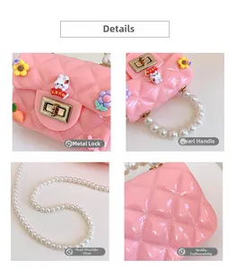 Vue détaillée du mini sac rose en silicone avec anse en perles et texture matelassée