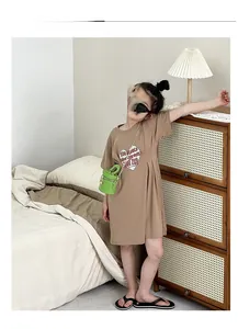 Détail de la robe t-shirt marron pour fille avec mini sac seau vert et lunettes de soleil