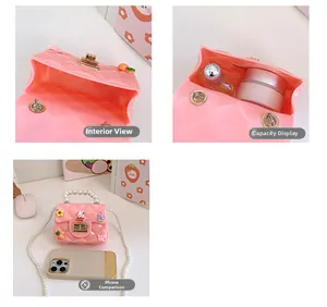 Sac en silicone rose avec poignée en perles, breloques lapin et vue sur la capacité interne