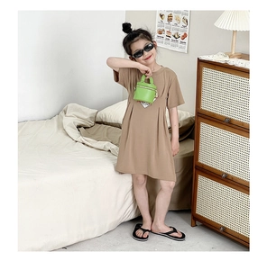 Détail de la robe marron à manches courtes pour fille avec plis et mini sac à main vert