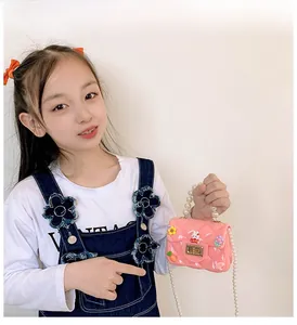 Détail du mini sac en silicone rose avec breloques lapin et bandoulière perle pour filles