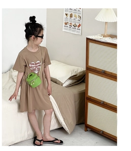 Robe marron pour fille avec imprimé cœur et un mini sac seau vert avec chaîne