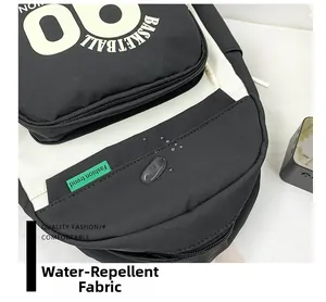 Gros plan sur la toile imperméable avec gouttelettes d'eau sur la surface du sac à dos