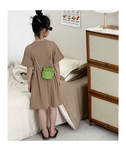 Mini sac seau fille vert citron avec chaîne dorée dans un décor de vie chaleureux