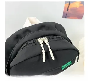 Gros plan sur les doubles fermetures éclair et l'étiquette mode du sac à dos enfant