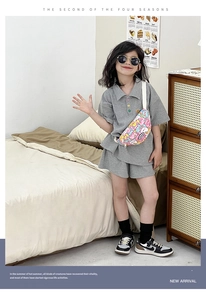 Detailansicht einer bunten Canvas-Brusttasche kombiniert mit einem grauen Polo-Set für Kinder