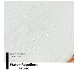 Gros plan du tissu en toile hydrofuge avec des gouttes d'eau sur le sac à dos pour enfants