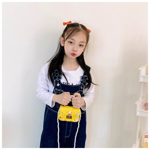 Détail du mini sac jaune en silicone avec motif matelassé, fleur cartoon et chaîne perle